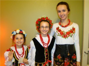 fezatt-daughters-in-traditional-polish-dress